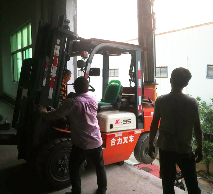 某服裝生產商繡花機搬運上樓作業施工